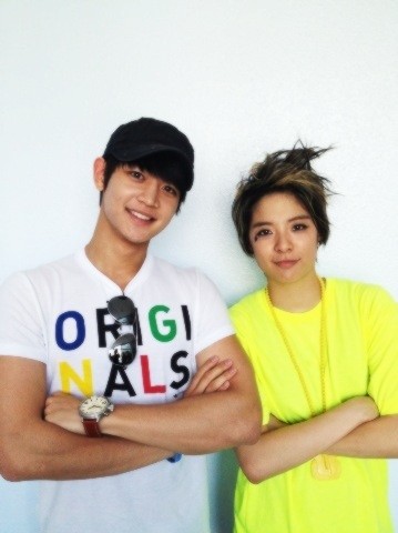 20110-minho-and-amber-take-a-picture-together